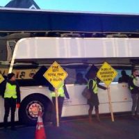 Manifestants contre les Google Bus